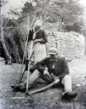 Paysan et paysanne avec leurs outils (Ardennes ?)